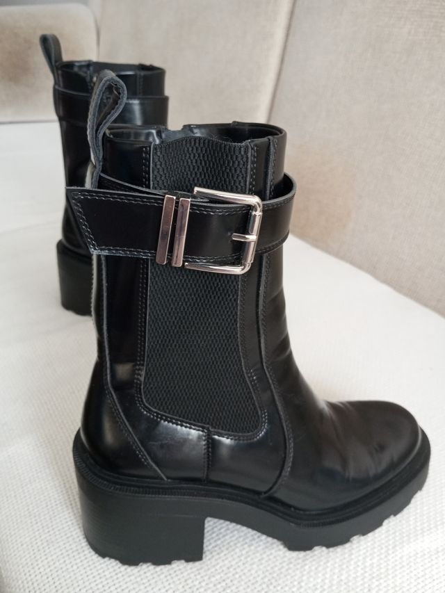 Botas negras con hebilla