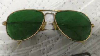 Gafas de sol aviador doradas y verdes