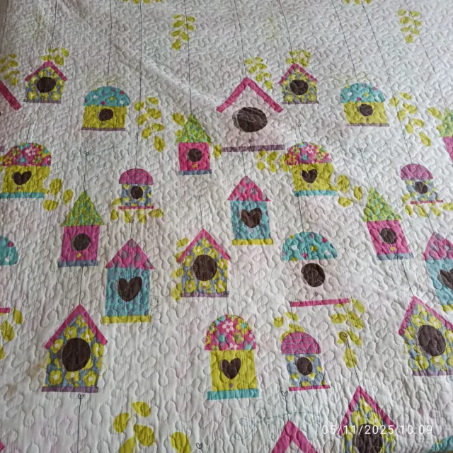 Colcha infantil con casitas de pájaros