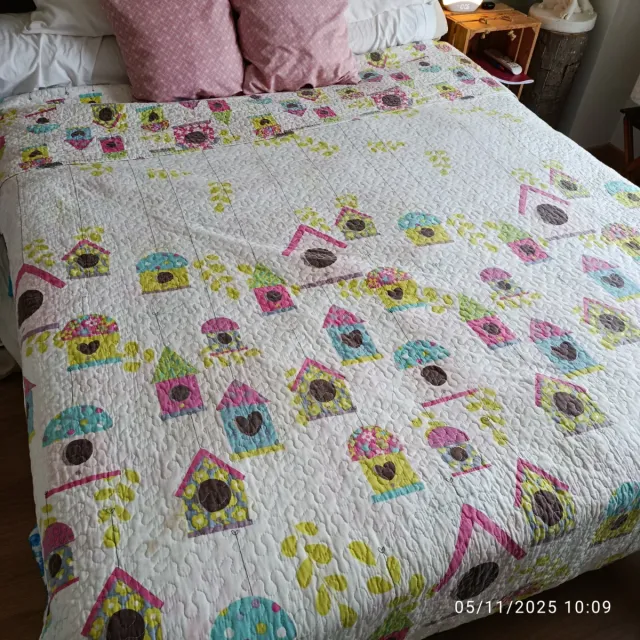Colcha infantil con casitas de pájaros