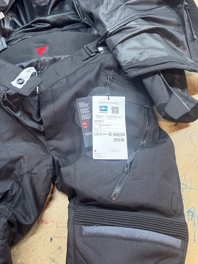 Mono de Dainese Avro 4 (2 piezas) original