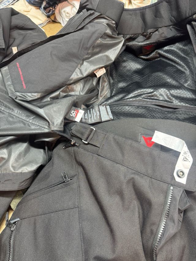 Mono de Dainese Avro 4 (2 piezas) original