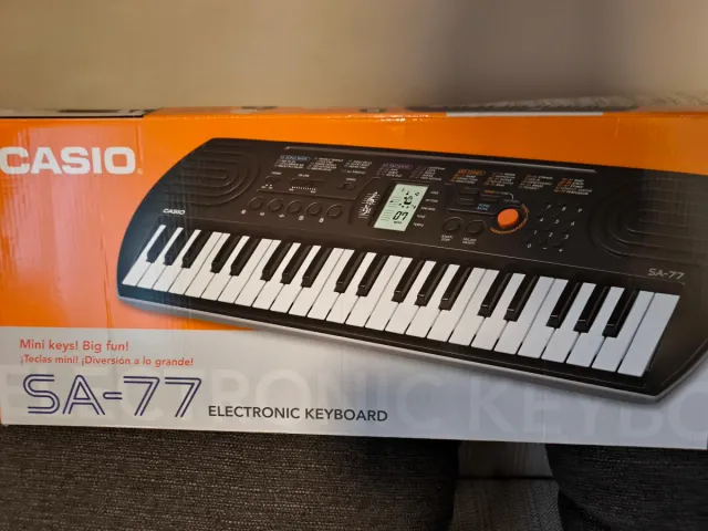 Órgano electrónico con 44 teclas