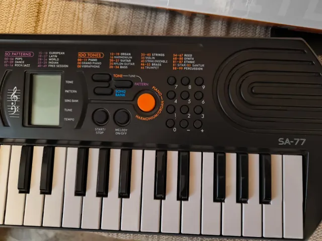 Órgano electrónico con 44 teclas