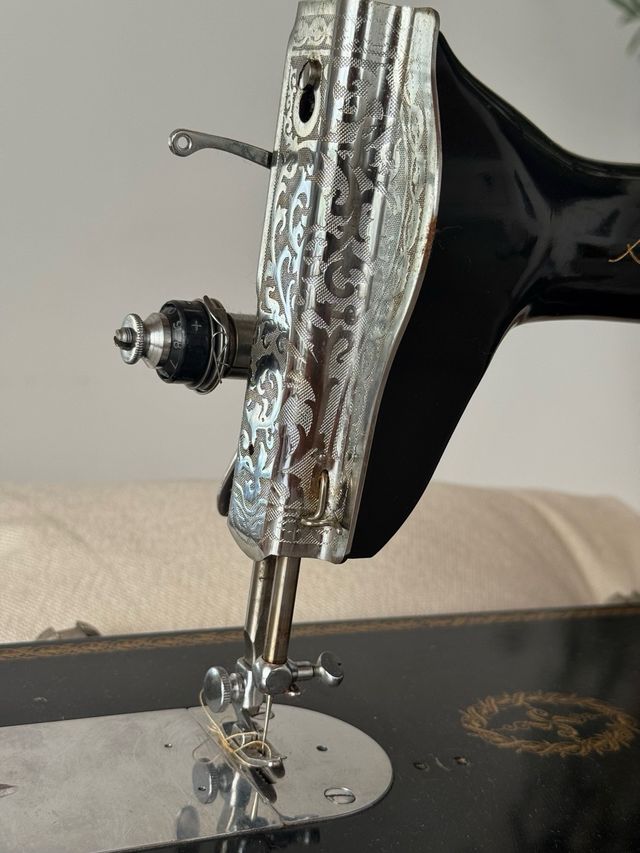Máquina de coser Alfa negra y dorada