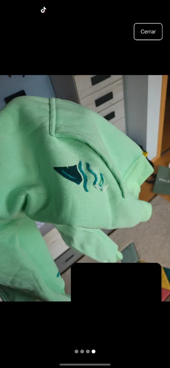 Sudadera verde con diseño