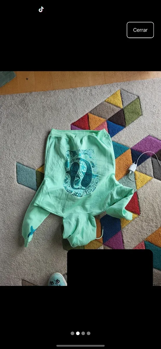 Sudadera verde con diseño