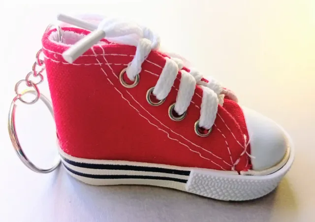Llavero zapatilla de lona tipo Converse bota roja