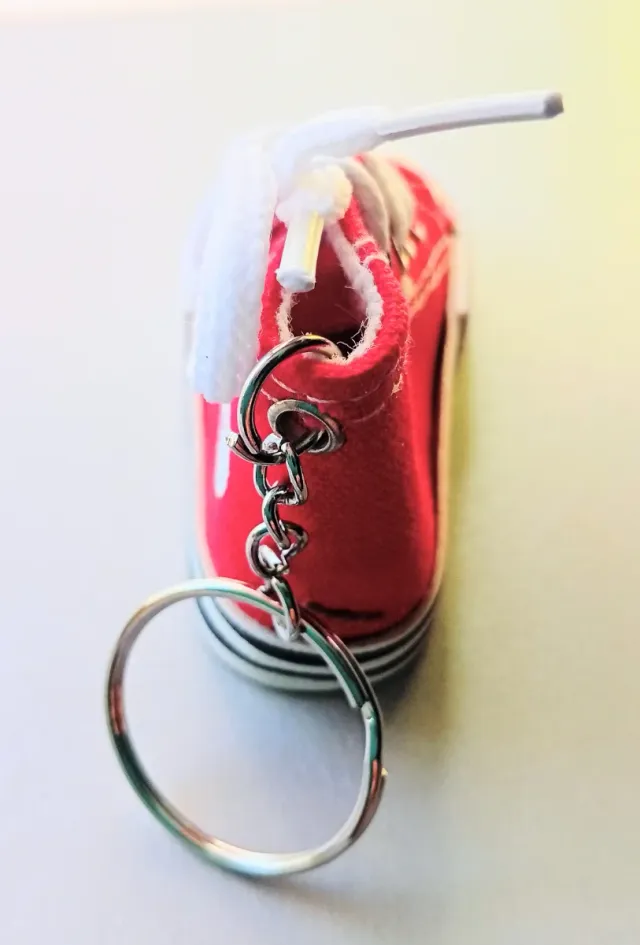 Llavero zapatilla de lona tipo Converse bota roja