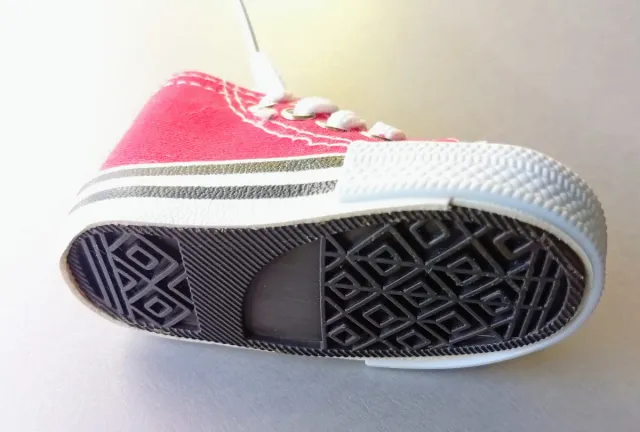 Llavero zapatilla de lona tipo Converse bota roja