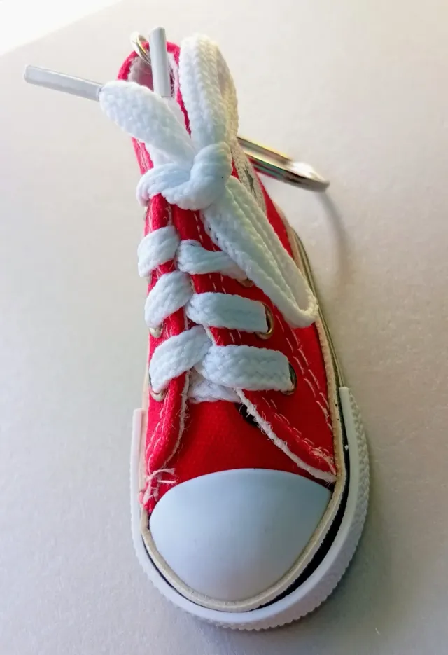 Llavero zapatilla de lona tipo Converse bota roja