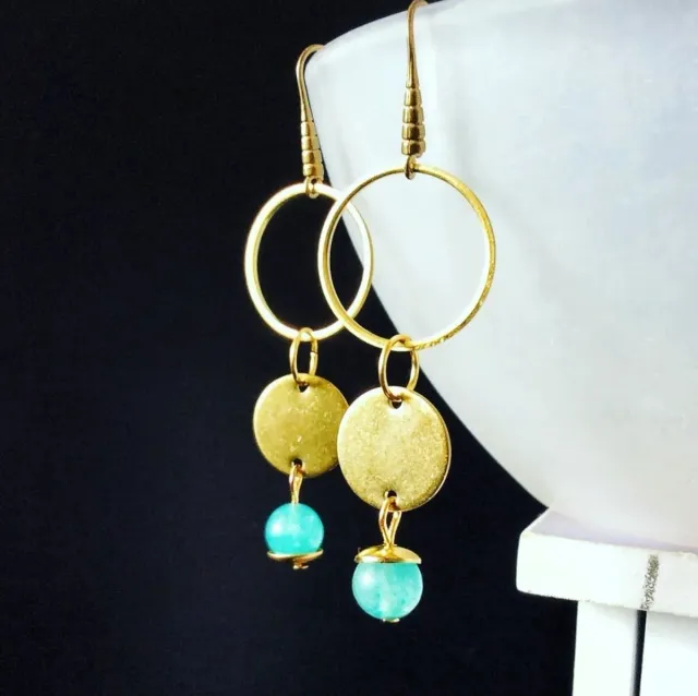 Orecchini con amazzonite e cerchio dorato.