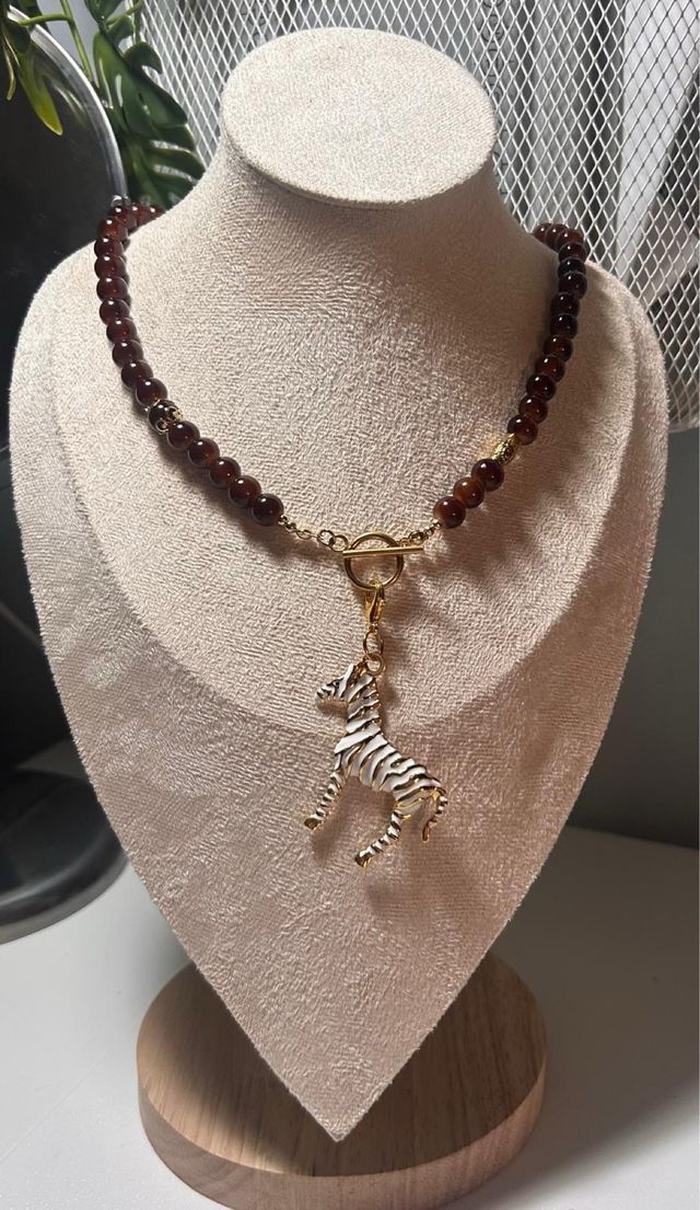 Collar de piedra marrón y cierre dorado