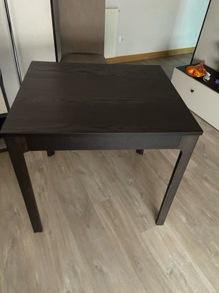 Mesa de comedor de madera oscura