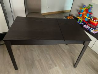 Mesa de comedor de madera oscura