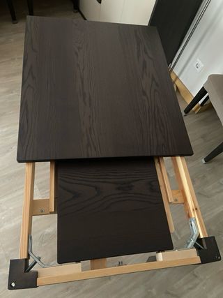 Mesa de comedor de madera oscura