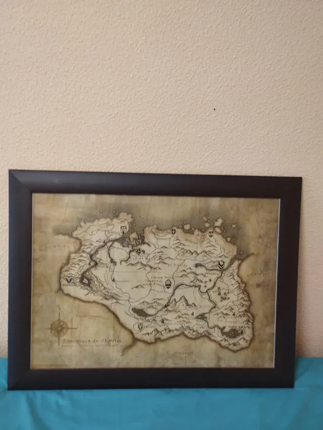 Poster Skyrin y Cuadro Madera y Cristal.