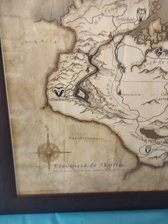 Poster Skyrin y Cuadro Madera y Cristal.