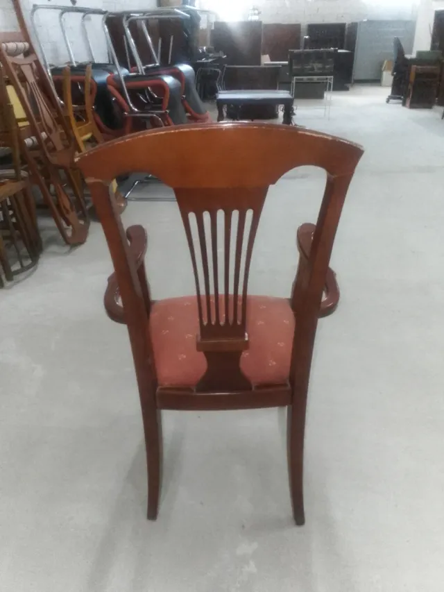 Sillas de madera con reposabrazos