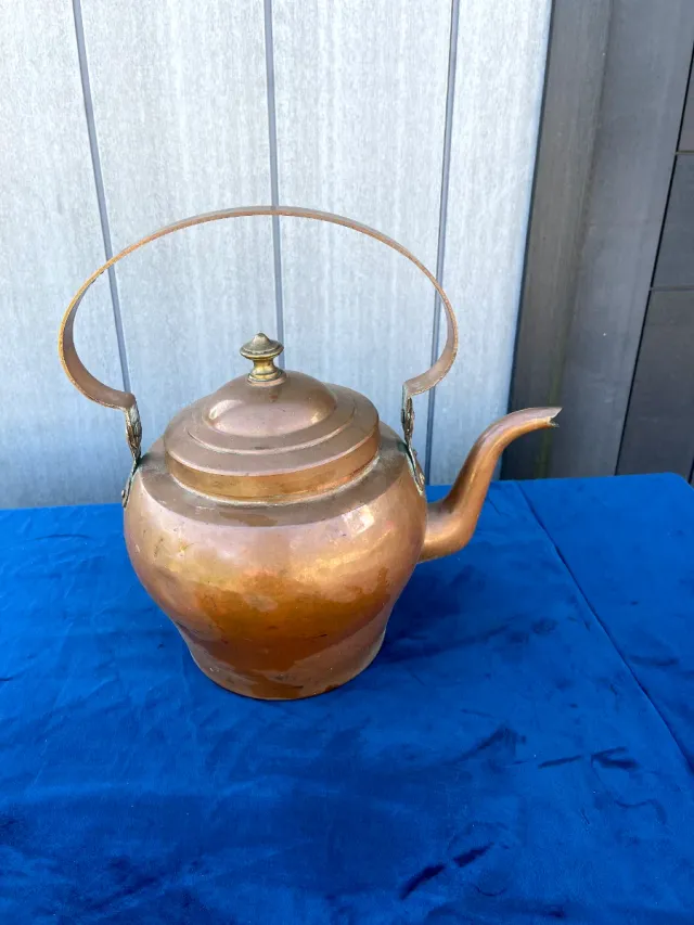 Tetera antigua de cobre