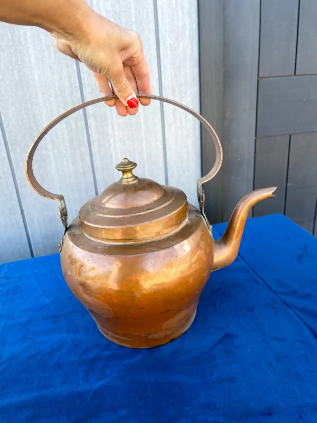 Tetera antigua de cobre