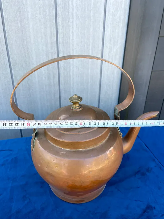 Tetera antigua de cobre