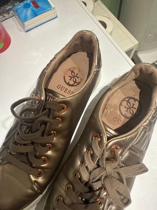 Zapatillas Guess doradas y plateadas