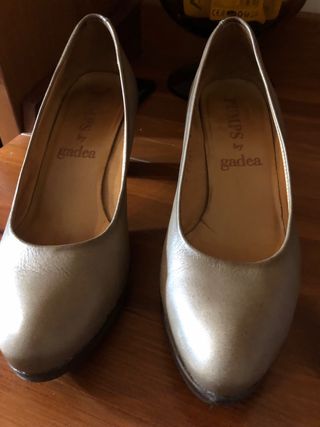 Zapatos de salón Gadea piel beige/dorado
