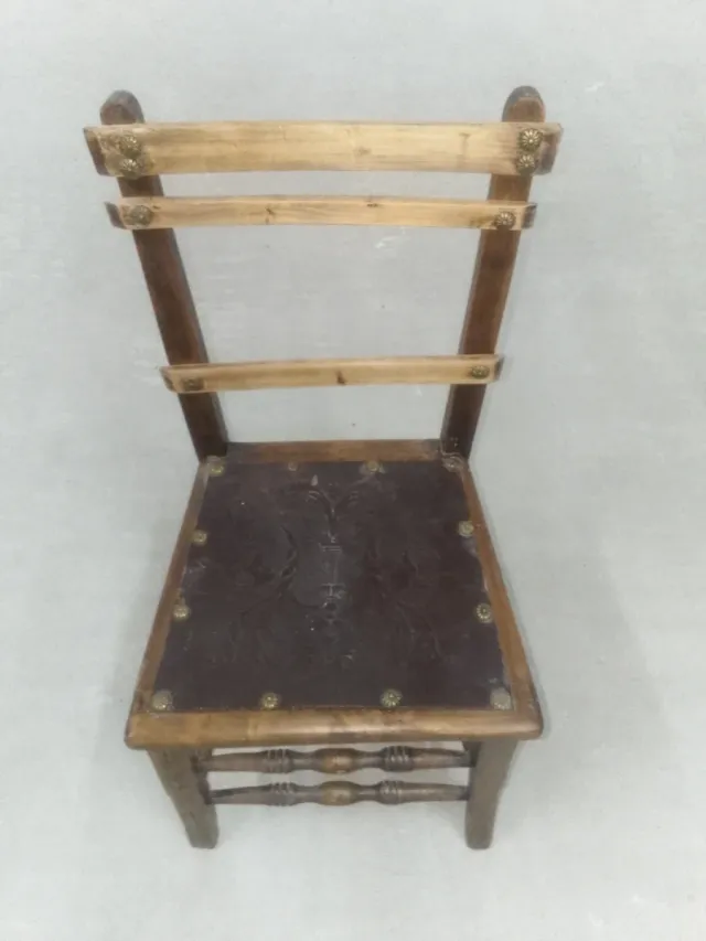 Sillas antiguas de madera y cuero