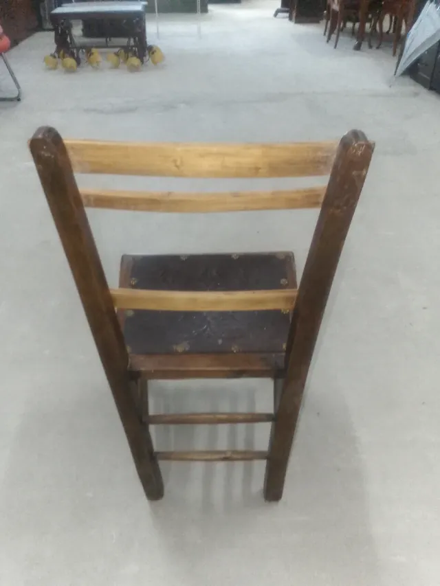 Sillas antiguas de madera y cuero
