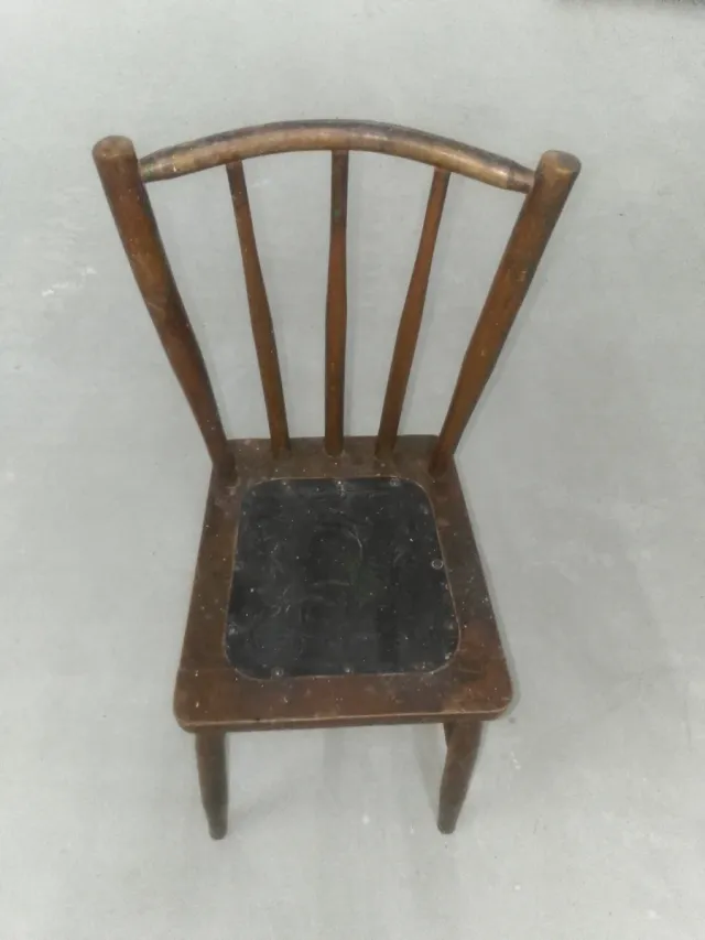 Sillas antiguas de madera y cuero