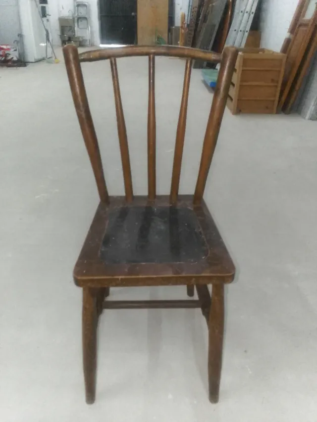 Sillas antiguas de madera y cuero