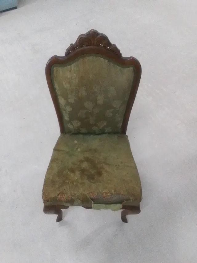 Sillas antiguas de madera y cuero