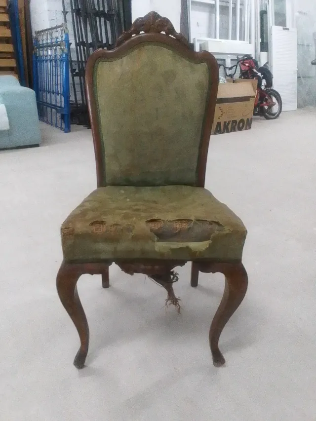 Sillas antiguas de madera y cuero