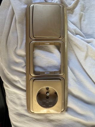 Enchufe y interruptor Niessen dorado