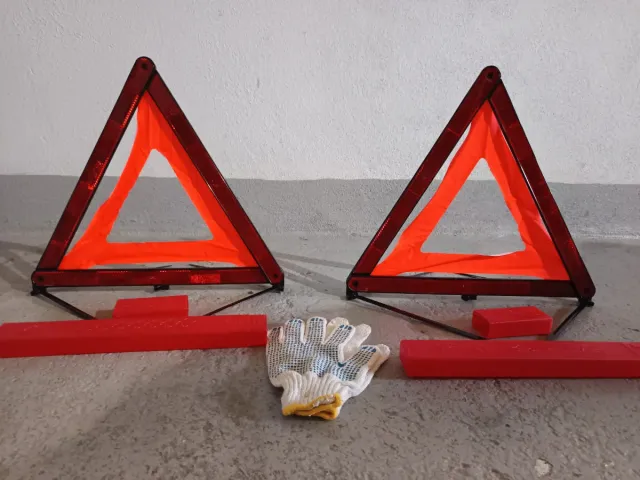 Triángulos de señalización para coche + guantes.