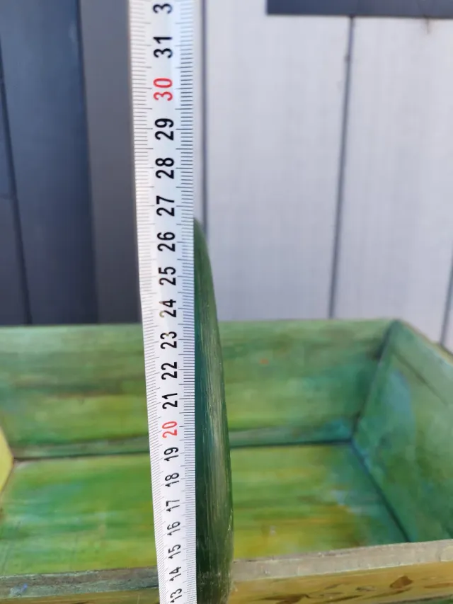 Cesta de madera vintage pintada