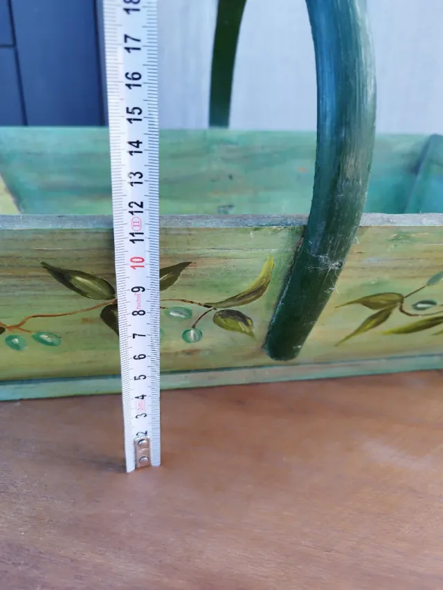 Cesta de madera vintage pintada