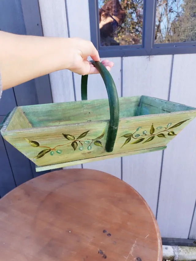 Cesta de madera vintage pintada