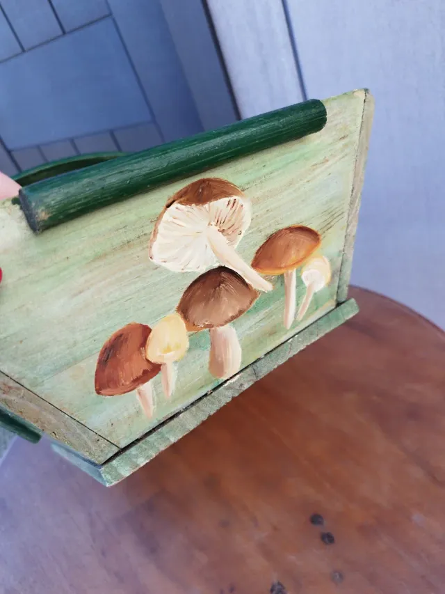 Cesta de madera vintage pintada