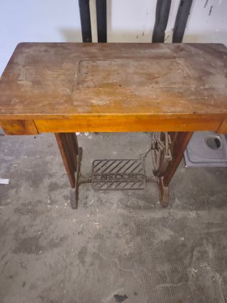 Macchina da cucire Necchi con mobile