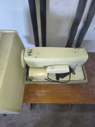 Macchina da cucire Necchi con mobile