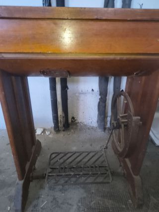 Macchina da cucire Necchi con mobile