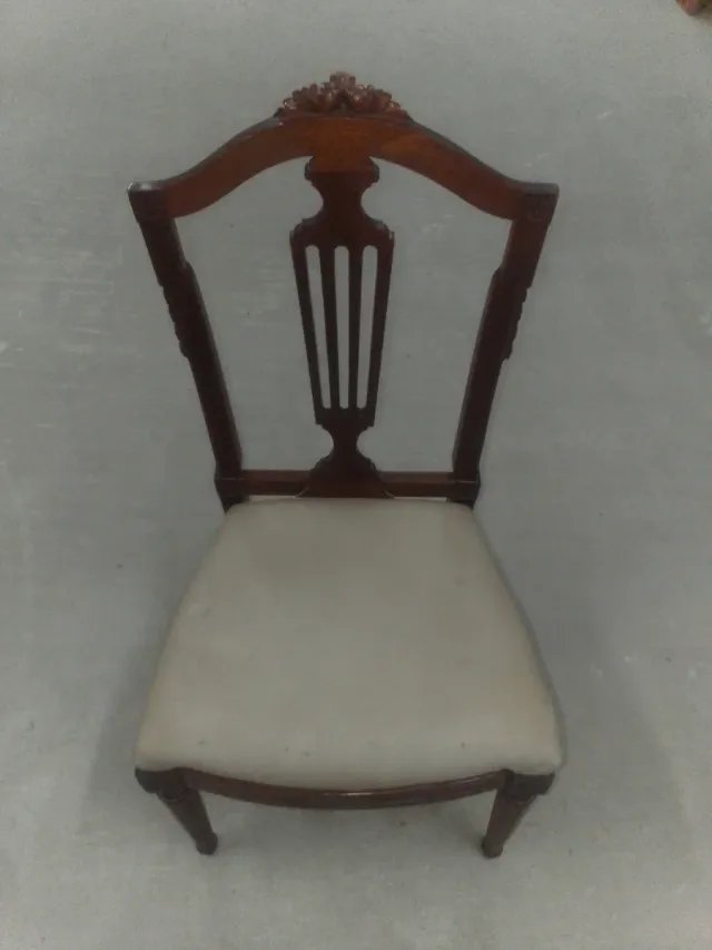 Silla antigua caoba tapizada beige
