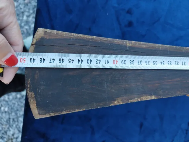 Crucifijo de madera y resina decorado