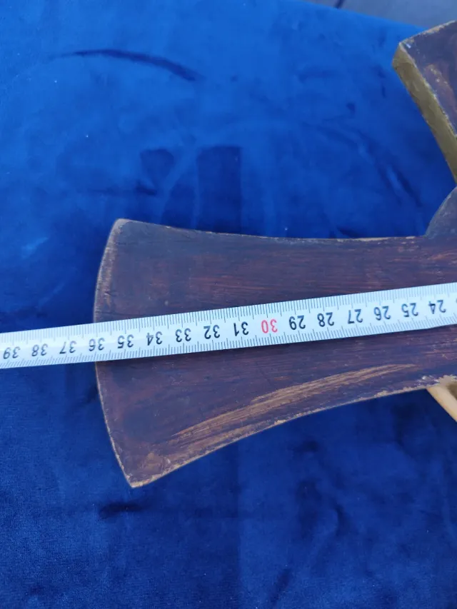 Crucifijo de madera y resina decorado