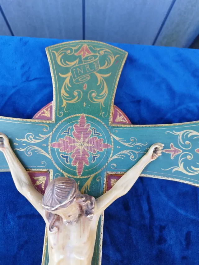 Crucifijo de madera y resina decorado