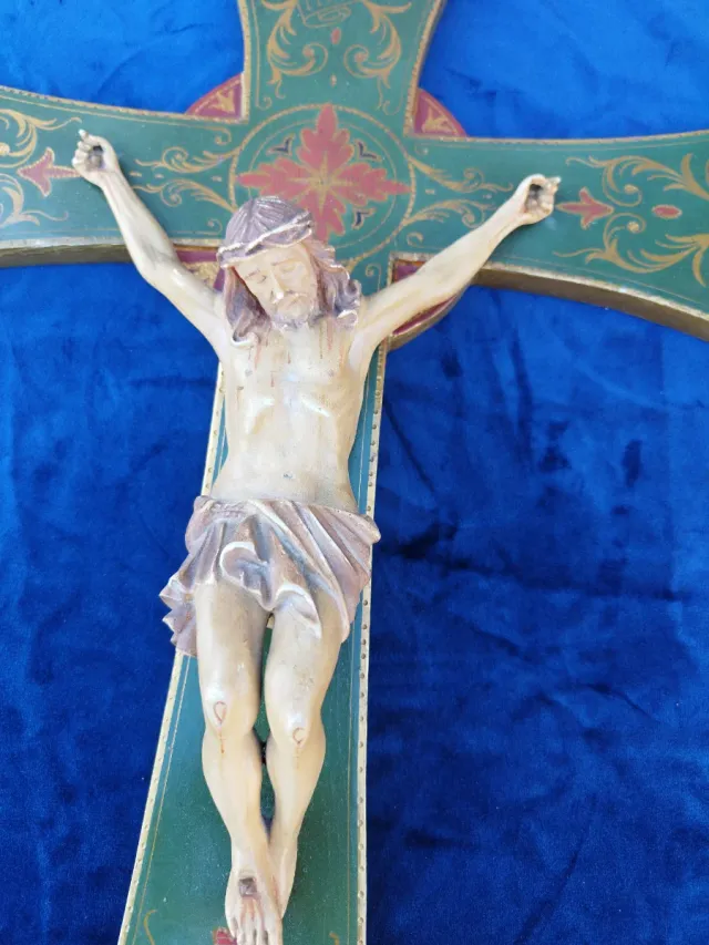Crucifijo de madera y resina decorado