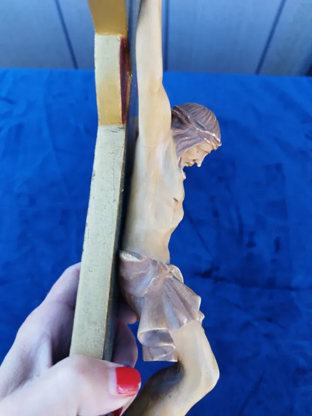Crucifijo de madera y resina decorado