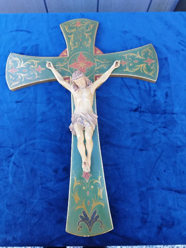 Crucifijo de madera y resina decorado